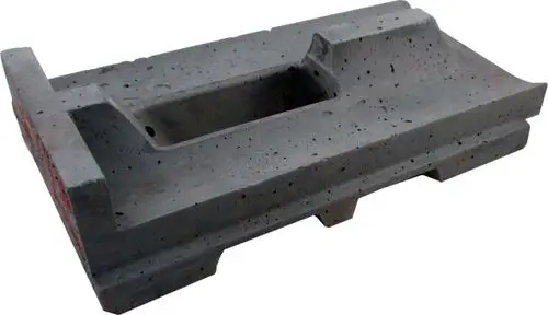 Wolf Brennkammerstein aus Beton, rechteckig mit Aussparungen und einer strukturierten Oberfläche, zur Verwendung in Heizsystemen.
